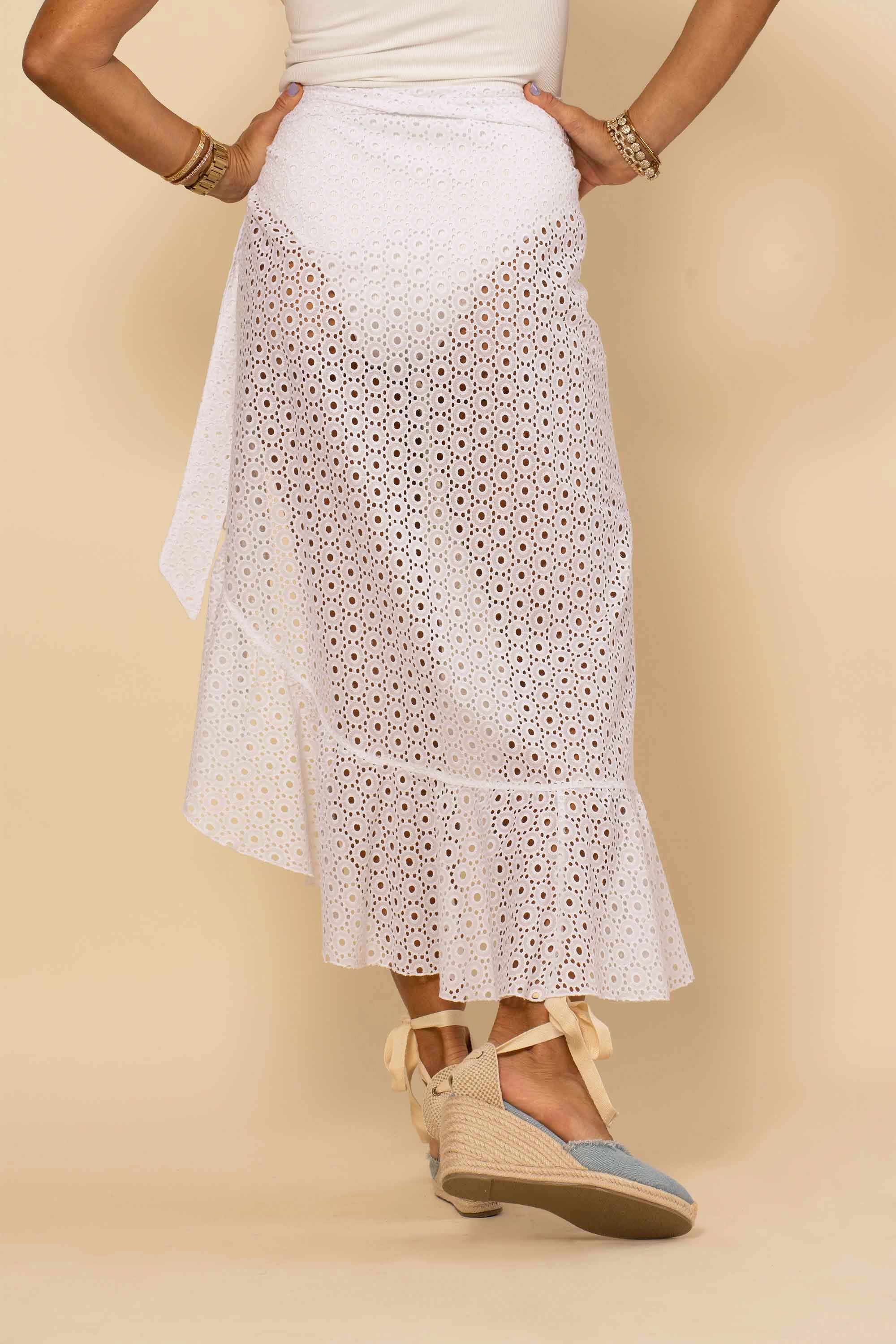 white eyelet ||