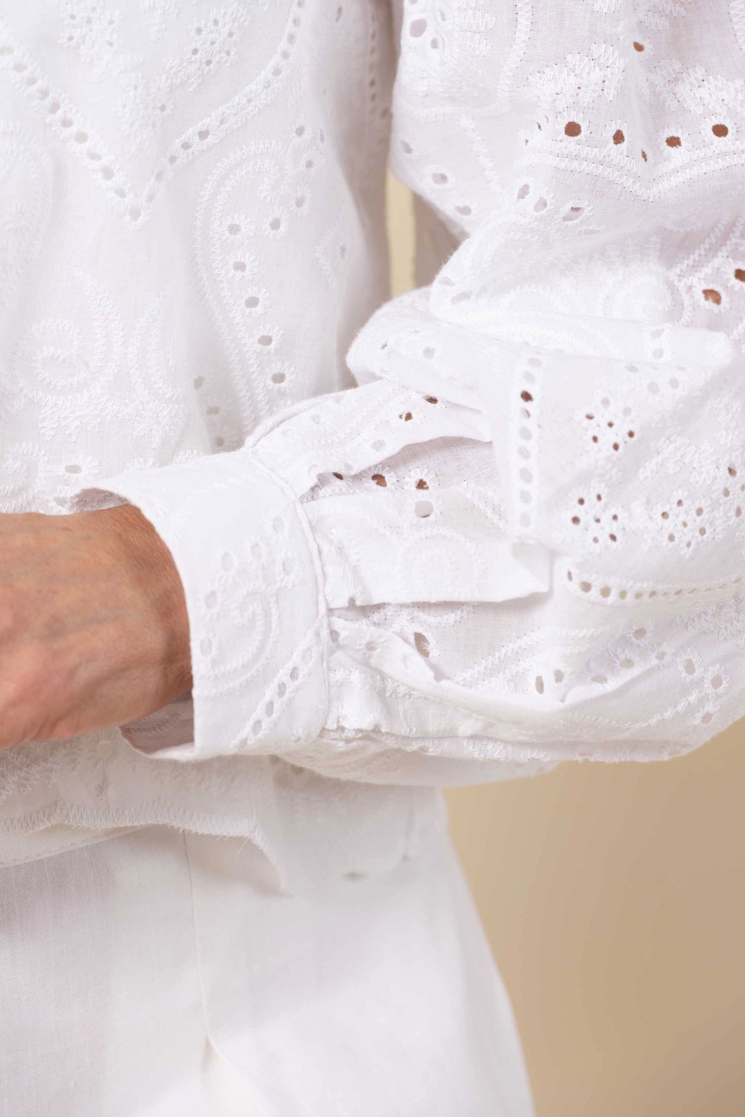 white eyelet ||